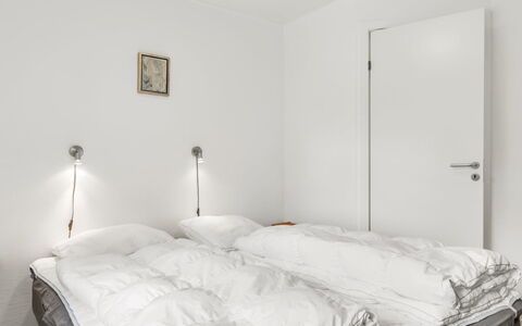 Manderup - 30Km from the Sea: Cama, Habitación, Sábana, Lecho, Techo, Diseño De Interiores, Linos, Suelo, Marco De La Cama, Piso