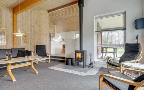 Bosi - 28Km from the Sea: Mueble, Diseño De Interiores, Piso, Madera, Suelo, Techo, Suelos De Madera, Silla, Mesa, Encendiendo