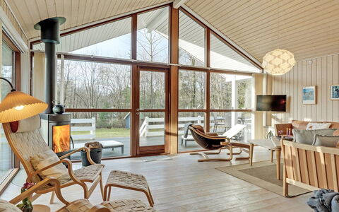 Swarte - 30Km from the Sea: Diseño De Interiores, Madera, Techo, Piso, Mueble, Suelo, Casa, Sala, Lámpara, Silla