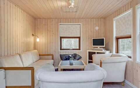 Swarte - 30Km from the Sea: Madera, Piso, Diseño De Interiores, Mueble, Suelo, Habitación, Techo, Casa, Sala, Manchas De Madera