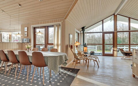 Swarte - 30Km from the Sea: Madera, Techo, Diseño De Interiores, Mueble, Piso, Suelo, Sala, Casa, Silla, Cocina Y Comedor Mesa