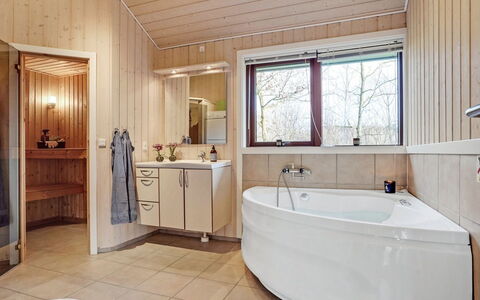 Swarte - 30Km from the Sea: Arreglo De Tubería, Diseño De Interiores, Madera, Bañera, Piso, Baño, Techo, Suelo, Grifo, Plomería