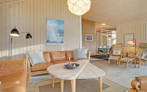 Swarte - 30Km from the Sea: Diseño De Interiores, Piso, Madera, Mueble, Suelo, Techo, Encendiendo, Lámpara, Sofá, Sala