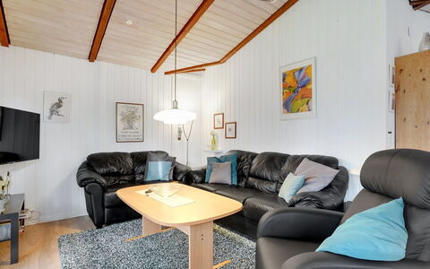 Massie - 30Km from the Sea: Diseño De Interiores, Mueble, Madera, Sofá, Piso, Techo, Suelo, Sala, Habitación, Casa