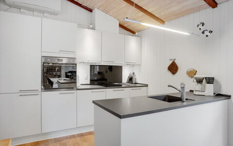 Massie - 30Km from the Sea: Cocina, Aparato De Cocina, Mostrador, Diseño De Interiores, Electrodoméstico, Piso, Techo, Madera, Mueble, Gabinetes