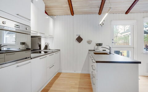 Massie - 30Km from the Sea: Cocina, Piso, Mostrador, Madera, Aparato De Cocina, Suelos De Madera, Diseño De Interiores, Techo, Suelo, Electrodoméstico