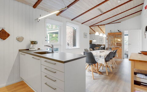 Massie - 30Km from the Sea: Madera, Cocina, Diseño De Interiores, Piso, Techo, Mueble, Mostrador, Suelo, Gabinetes, Habitación