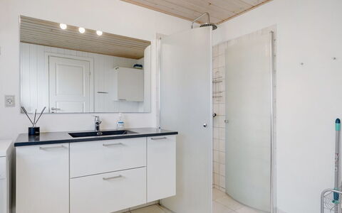 Massie - 30Km from the Sea: Piso, Arreglo De Tubería, Diseño De Interiores, Suelo, Lavabo, Mueble De Baño, Techo, Grifo, Baño, Plomería
