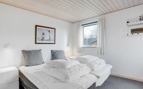 Massie - 30Km from the Sea: Habitación, Madera, Cama, Casa, Sábana, Lecho, Techo, Diseño De Interiores, Mueble, Marco De La Cama