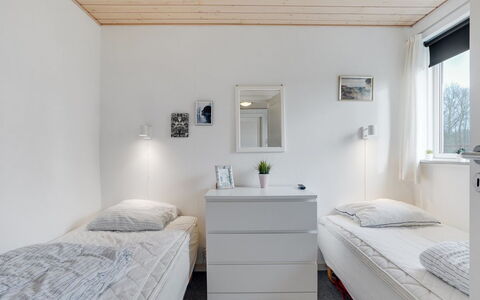 Massie - 30Km from the Sea: Habitación, Diseño De Interiores, Techo, Cama, Suelo, Mueble, Piso, Habitación, Lecho, Encendiendo