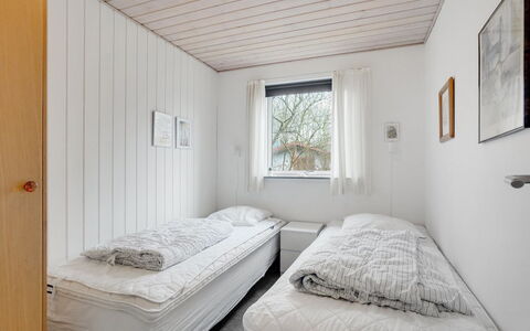 Massie - 30Km from the Sea: Habitación, Cama, Pared, Madera, Lecho, Sábana, Techo, Diseño De Interiores, Suelo, Marco De La Cama