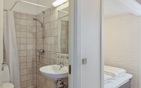 Tatianna - 500M from the Sea: Cabaña, Patio Interior, Yarda, Edificios Del Jardín, Cobertizo, Vía Muerta, Mueble Para Exteriores, Cuarto De Troncos, Estructura Al Aire Libre, Choza