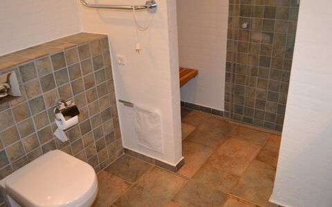 Fanny - 2Km from the Sea: Piso, Pared, Suelo, Arreglo De Tubería, Baño, Baño, Asiento Del Baño, Loseta, Plomería, Diseño De Interiores