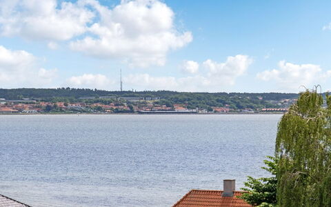 Ahmik - 200M from the Sea: Techo, Casa, El Terreno Del Lote, Casa, Cabaña, Inmuebles, Edificios Del Jardín, Sombra, Cuarto De Troncos, Paisajismo