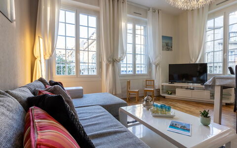 Puits aux Braies: Sofá, Mueble, Propiedad, Mesa, Marco, Ventana, Azur, Diseño De Interiores, Encendiendo, Comodidad