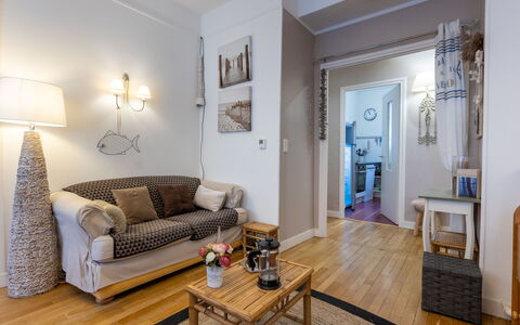 Lancette: Edificio, Ventana, Comodidad, Madera, Televisión, Sala, Diseño De Interiores, Casa, Sofá, Suelo