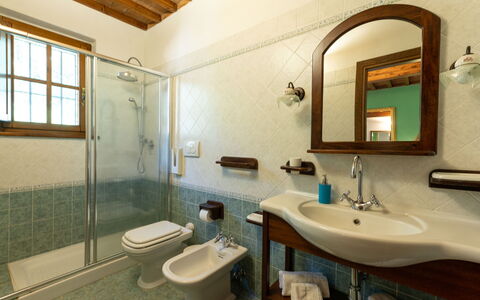 Massa Marittima 630: Espejo, Arreglo De Tubería, Lavabo, Grifo, Propiedad, Ventana, Lavabo Del Baño, Baño, Púrpura, Diseño De Interiores