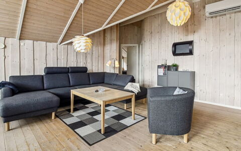 Arnika - 28Km from the Sea: Mueble, Diseño De Interiores, Piso, Madera, Suelo, Techo, Suelos De Madera, Silla, Mesa, Encendiendo