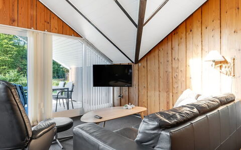 Leonard - 30Km from the Sea: Diseño De Interiores, Techo, Mueble, Casa, Habitación, Madera Dura, Cabaña, Sala, Silla, Ático