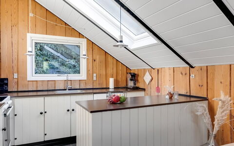 Leonard - 30Km from the Sea: Madera, Cocina, Techo, Diseño De Interiores, Mostrador, Ático, Gabinetes, Manchas De Madera, Madera Dura, Tablón