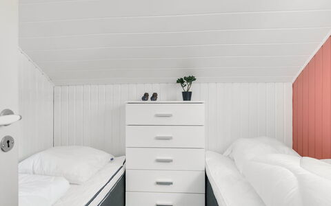 Leonard - 30Km from the Sea: Suelo, Habitación, Diseño De Interiores, Piso, Cama, Lecho, Sábana, Techo, Habitación