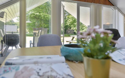 Leonard - 30Km from the Sea: Madera, Diseño De Interiores, Mueble, Techo, Silla, Suelo, Vaso, Sala, Ático, Cocina Y Comedor Mesa