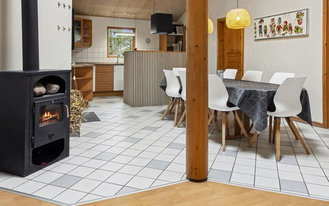 Absalon - 29Km from the Sea: Mueble, Diseño De Interiores, Piso, Madera, Suelo, Techo, Suelos De Madera, Silla, Mesa, Encendiendo