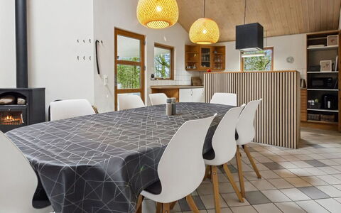 Absalon - 29Km from the Sea: Mueble, Diseño De Interiores, Piso, Madera, Suelo, Techo, Suelos De Madera, Silla, Mesa, Encendiendo