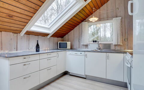Anninka - 28Km from the Sea: Madera, Techo, Piso, Diseño De Interiores, Cocina, Casa, Suelo, Mostrador, Lámpara, Gabinetes