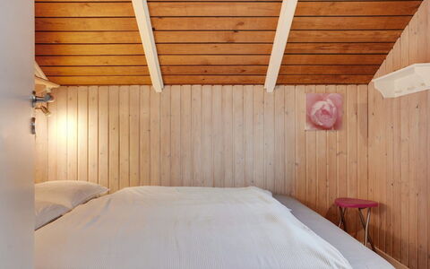 Anninka - 28Km from the Sea: Pared, Diseño De Interiores, Madera, Techo, Mueble, Suelo, Piso, Habitación, Encendiendo, Cama