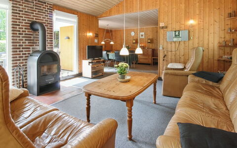 Friedeman - 29Km from the Sea: Mueble, Diseño De Interiores, Piso, Madera, Suelo, Techo, Suelos De Madera, Silla, Mesa, Encendiendo