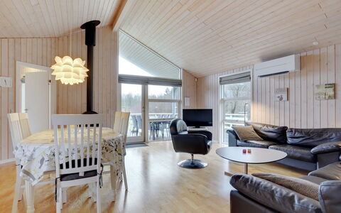 Tatti - 30Km from the Sea: Techo, Diseño De Interiores, Mueble, Casa, Lámpara, Sala, Habitación, Departamento, Invierno, Candelabro
