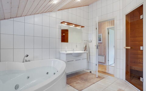 Tatti - 30Km from the Sea: Piso, Arreglo De Tubería, Diseño De Interiores, Madera, Techo, Suelo, Baño, Plomería, Habitación, Casa