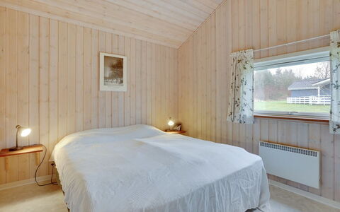 Tatti - 30Km from the Sea: Madera, Techo, Diseño De Interiores, Piso, Suelo, Habitación, Casa, Cama, Habitación, Sábana