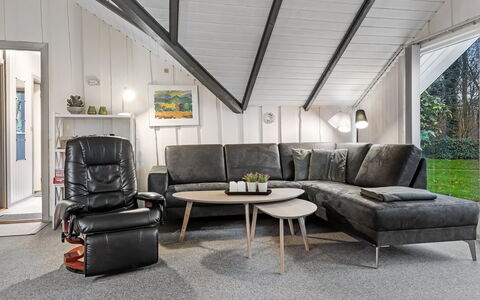 Liljana - 30Km from the Sea: Mueble, Diseño De Interiores, Piso, Madera, Suelo, Techo, Suelos De Madera, Silla, Mesa, Encendiendo