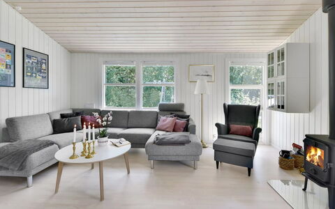 Brune - 30Km from the Sea: Mueble, Sofá, Diseño De Interiores, Sala, Piso, Suelo, Casa, Suelos De Madera, Habitación
