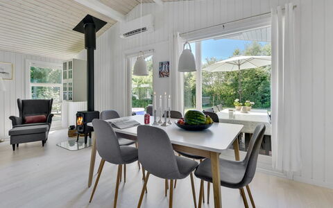 Brune - 30Km from the Sea: Madera, Piso, Diseño De Interiores, Mueble, Casa, Suelos De Madera, Suelo, Cocina Y Comedor Mesa, Sala, Silla