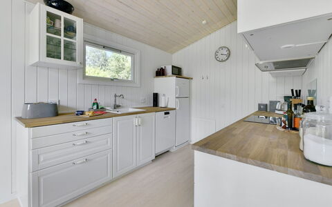 Brune - 30Km from the Sea: Madera, Piso, Cocina, Mostrador, Diseño De Interiores, Gabinetes, Suelo, Aparato De Cocina, Electrodoméstico, Mueble