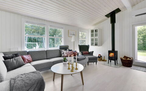 Brune - 30Km from the Sea: Madera, Casa, Piso, Sala, Diseño De Interiores, Mueble, Suelo, Suelos De Madera, Sofá