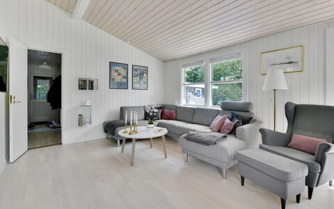 Brune - 30Km from the Sea: Diseño De Interiores, Madera, Mueble, Piso, Casa, Sala, Suelo, Techo, Suelos De Madera, Sofá