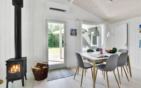Brune - 30Km from the Sea: Piso, Mueble, Casa, Suelo, Sala, Silla, Estufa De Leña, Techo, Hogar, Suelos De Madera