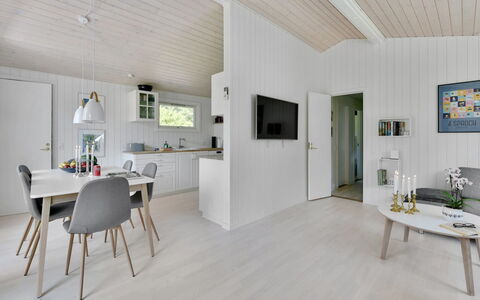 Brune - 30Km from the Sea: Madera, Piso, Suelo, Diseño De Interiores, Suelos De Madera, Casa, Techo, Suelo Laminado, Sala, Habitación