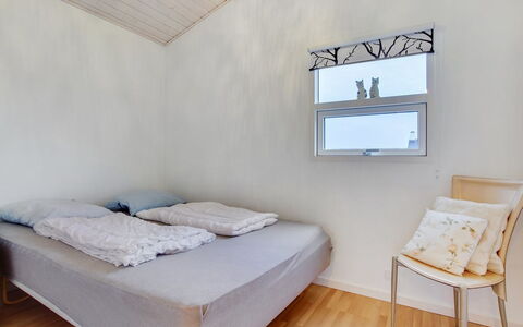 Clarissa - 300M from the Sea: Suelo, Piso, Madera, Habitación, Diseño De Interiores, Sábana, Cama, Lecho, Encendiendo, Mueble