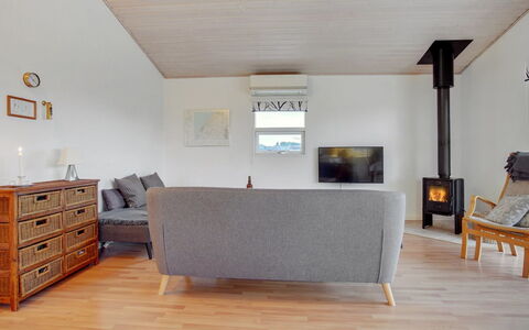 Clarissa - 300M from the Sea: Mueble, Piso, Diseño De Interiores, Suelo, Madera, Sofá, Sala, Habitación, Encendiendo, Suelos De Madera