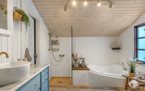 Gunnulf - 750M from the Sea: Diseño De Interiores, Piso, Arreglo De Tubería, Madera, Techo, Suelo, Baño, Lámpara, Grifo, Plomería