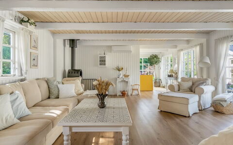 Gunnulf - 750M from the Sea: Diseño De Interiores, Sofá, Madera, Techo, Mueble, Piso, Sala, Suelo, Casa, Suelos De Madera