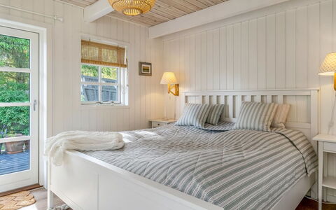Gunnulf - 750M from the Sea: Mueble, Diseño De Interiores, Habitación, Cama, Madera, Piso, Techo, Suelo, Lecho, Sábana