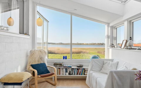 Velika - 25M to the Fjord: Mueble, Diseño De Interiores, Piso, Madera, Suelo, Techo, Suelos De Madera, Silla, Mesa, Encendiendo