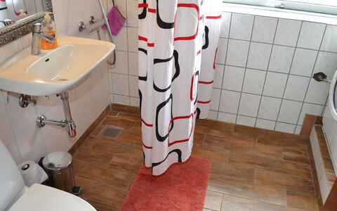 Claudia: Baño, Lavabo Del Baño, Arreglo De Tubería, Piso, Lavabo, Suelo, Baño, Asiento Del Baño, Diseño De Interiores, Grifo