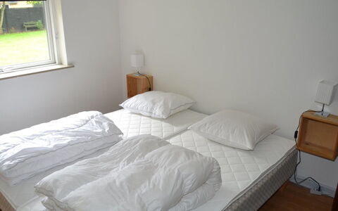 Claudia: Cama, Habitación, Mueble, Madera, Lecho, Suelo, Sábana, Piso, Textil, Linos